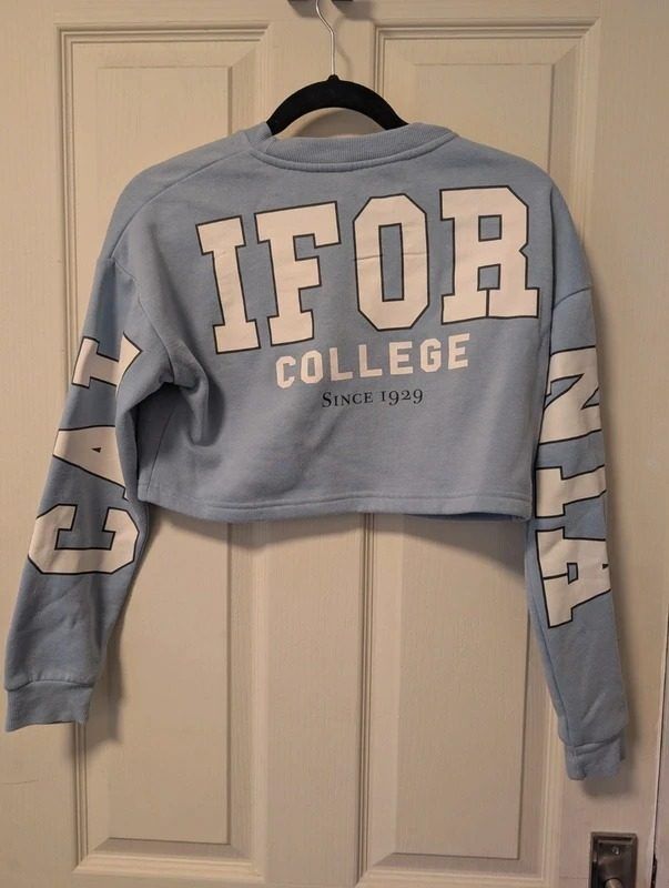 Light Blue Cropped Sweatshirt With College Text imagen 2