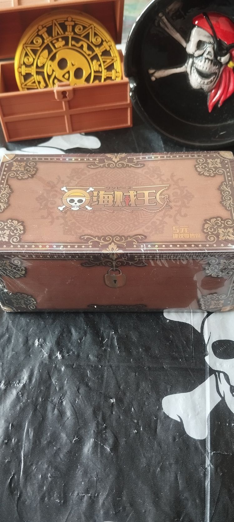 Other One Piece Themed Storage Chest And Plates product image