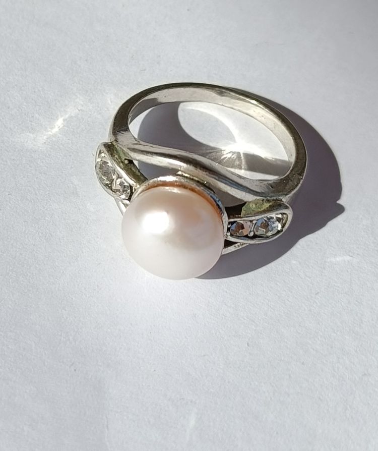 Immagine di White Pearl Cocktail Ring with Sparkling Accents 8