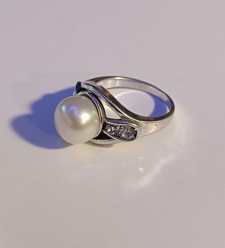 Immagine di White Pearl Cocktail Ring with Sparkling Accents 5