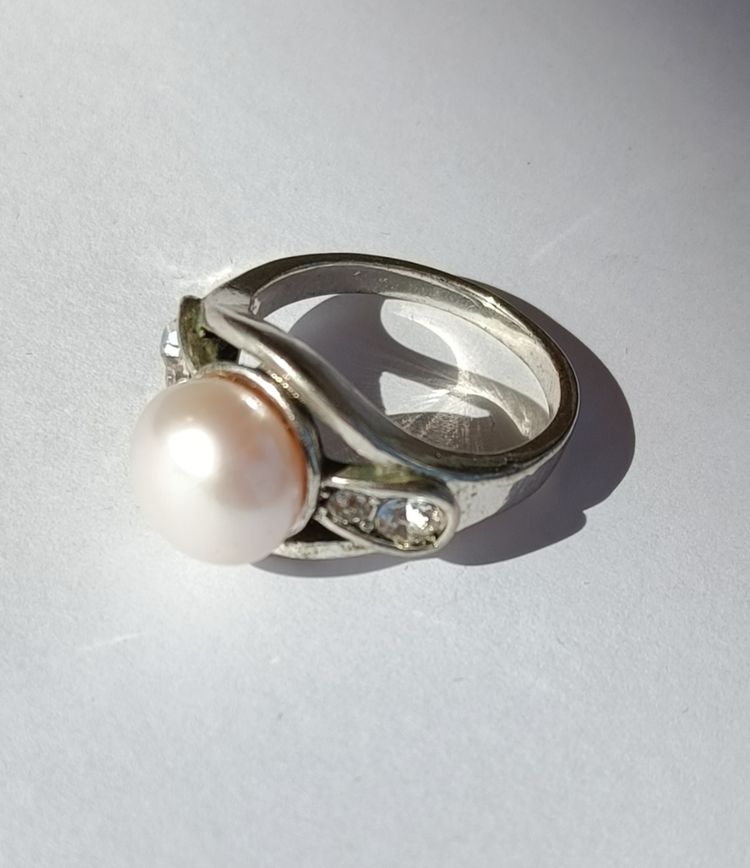 Immagine di White Pearl Cocktail Ring with Sparkling Accents 9