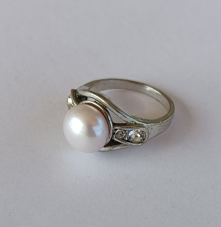 Immagine di White Pearl Cocktail Ring with Sparkling Accents 7