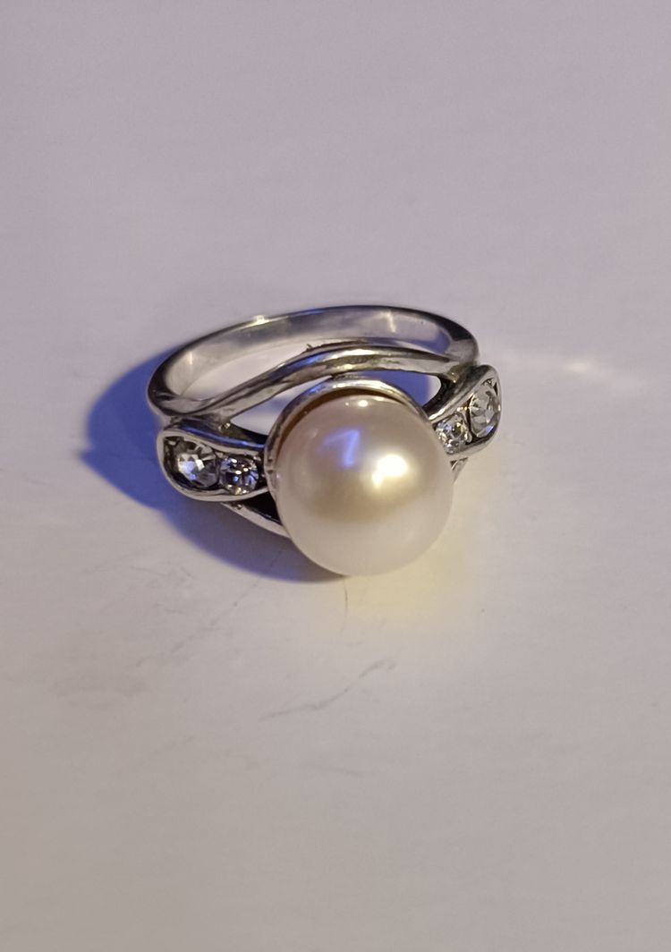 Immagine di White Pearl Cocktail Ring with Sparkling Accents 4