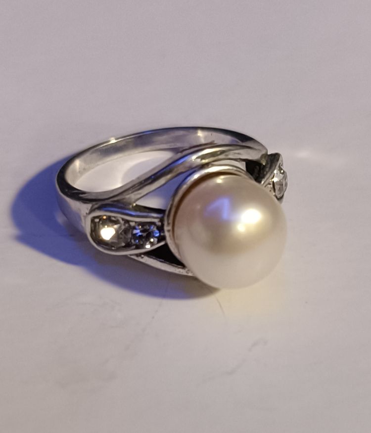 Immagine di White Pearl Cocktail Ring with Sparkling Accents 3