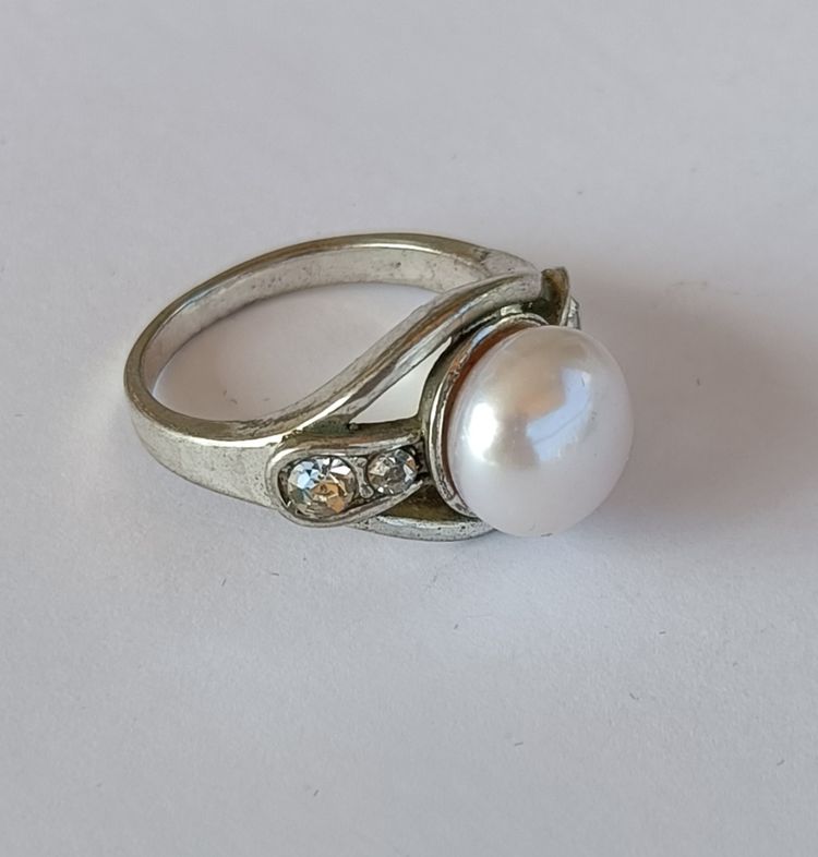 Immagine di White Pearl Cocktail Ring with Sparkling Accents 6