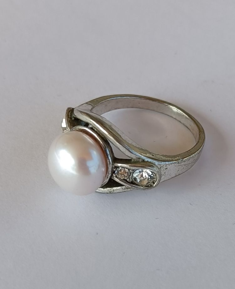 Immagine di White Pearl Cocktail Ring with Sparkling Accents 2