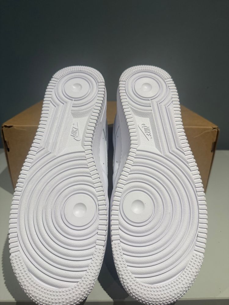Nike Air Force 1 Low 07 White UK 8 (Replacement box)  imagen 4