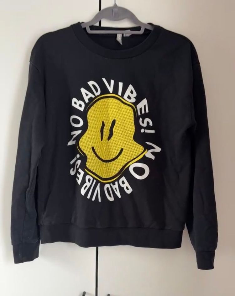 Black Sweatshirt With Yellow Smiley Face And Text obraz 1