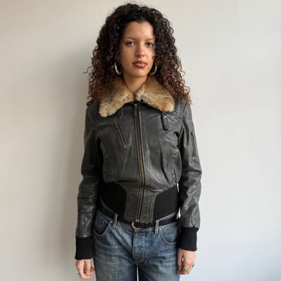 Black bomber with fur collar - Size M