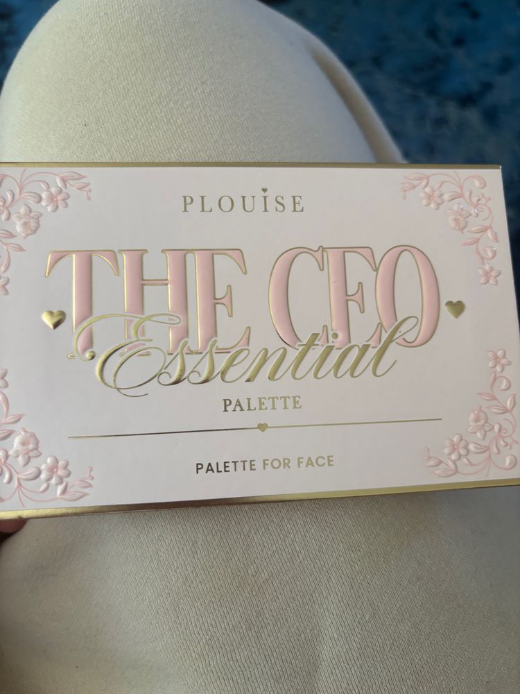 Plouise The Ceo Essential Palette eye shadow 