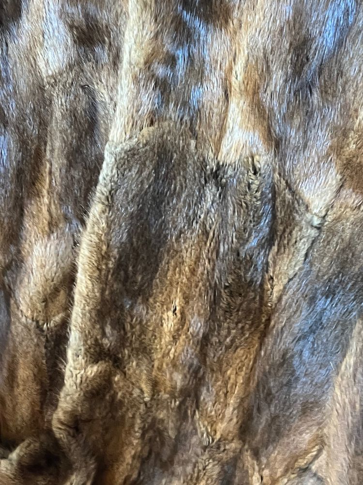 Immagine di brown fur coat with matching fur collar 2