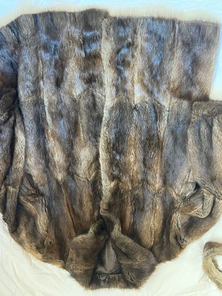 Immagine di brown fur coat with matching fur collar 5