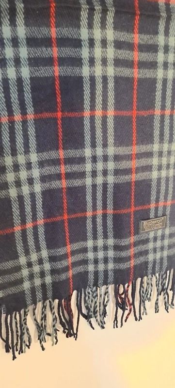 Szalik Burberry – klasyczny model w kratkę, stan nowy bez metki