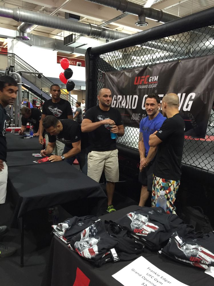 Signed UFC Gym Training Glove Matt Hughes Gracie Moraes Edgar Alvarez MMA Auto image 6