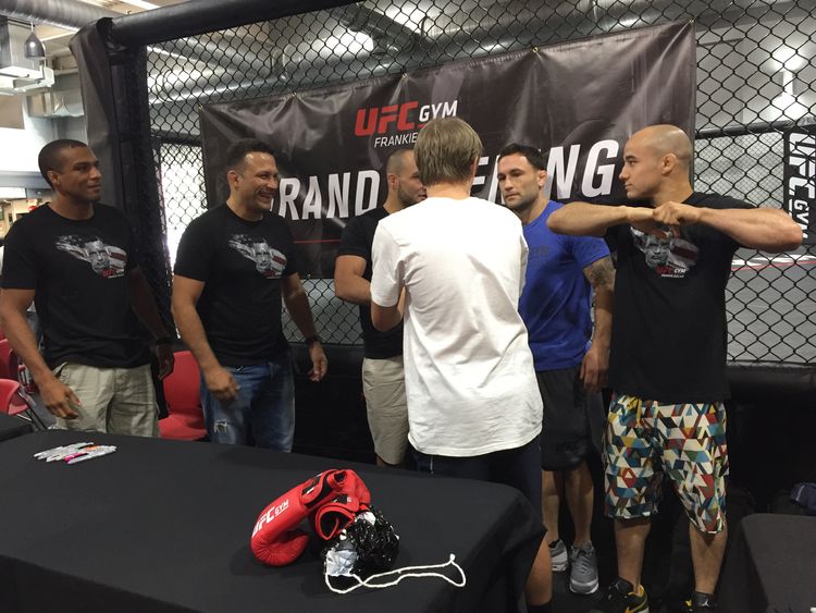 Signed UFC Gym Training Glove Matt Hughes Gracie Moraes Edgar Alvarez MMA Auto image 4
