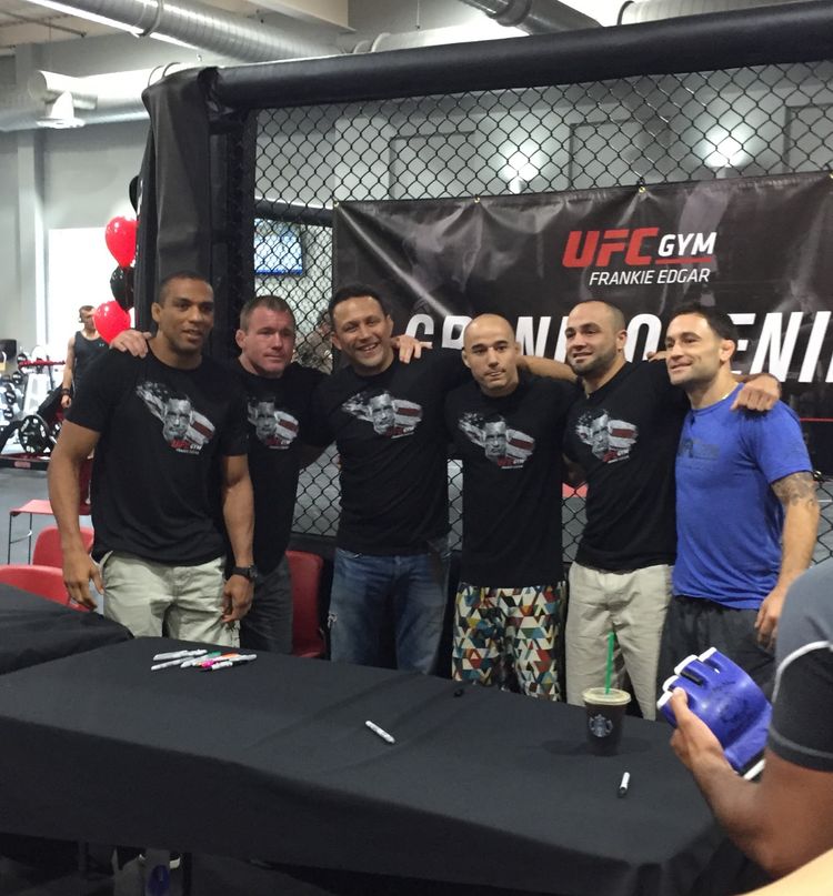 Signed UFC Gym Training Glove Matt Hughes Gracie Moraes Edgar Alvarez MMA Auto image 3