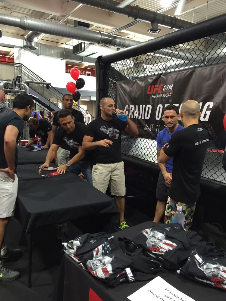 Signed UFC Gym Training Glove Matt Hughes Gracie Moraes Edgar Alvarez MMA Auto image 5