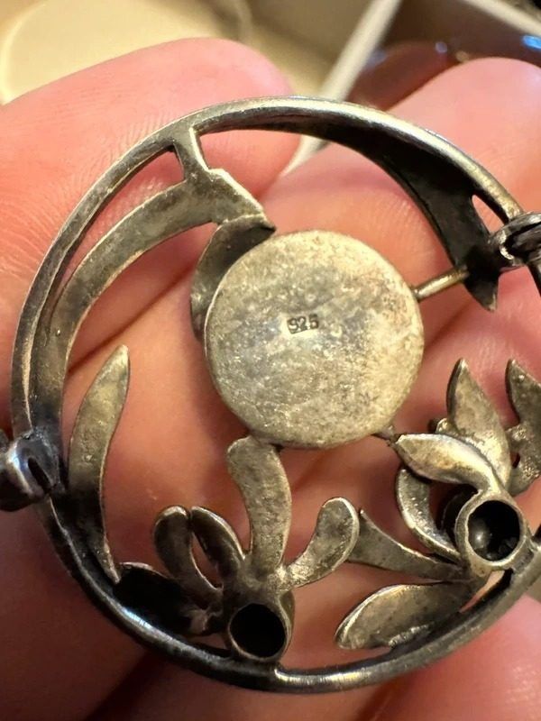 Silver Floral Brooch With Black Stones obraz 3