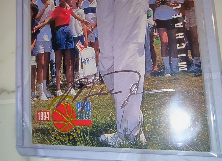 Michael Jordan 1994 Upper Deck Collector's Choice Pro Files Holo Silver  Signature No. 204 image 3