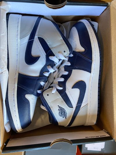 #5 NIKE AIR JORDAN MID - U.K 4