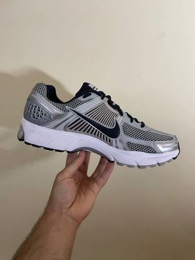 Nike Vomero 5. plateada y negra. Nueva a estrenar