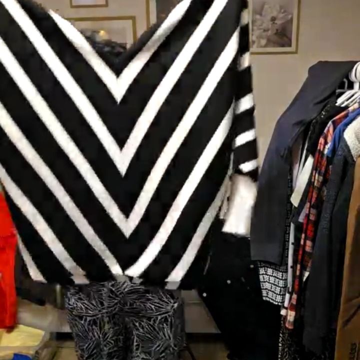 Other Sweter w czarno-białe paski product image