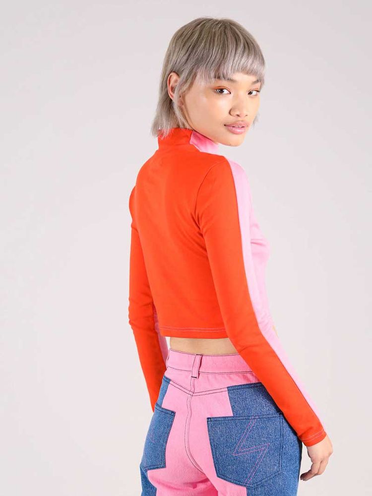 Bougie Crop Turtleneck Top, BCI Cotton, in Pink & Red imagen 3