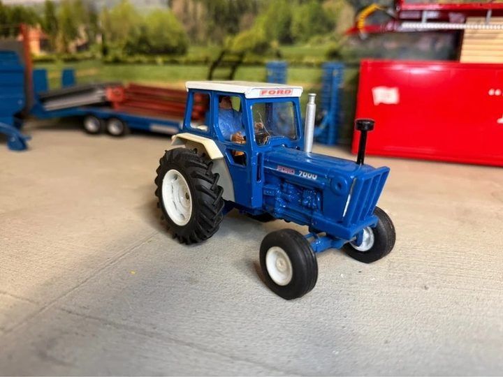 Ford 7000 Tractor Model image 3