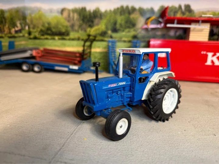 Ford 7000 Tractor Model image 2