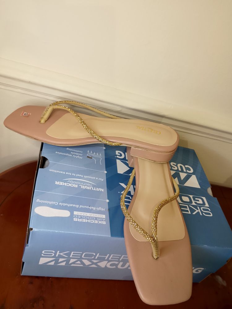 Pink Flat Sandals With Gold Braided Straps imagen 2