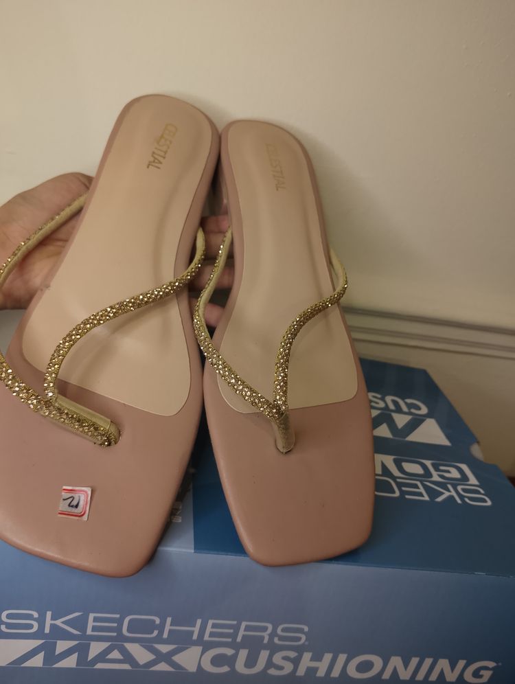 Pink Flat Sandals With Gold Braided Straps imagen 5