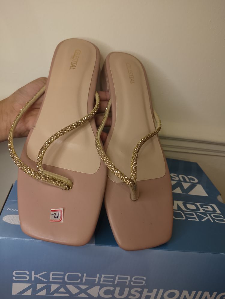 Pink Flat Sandals With Gold Braided Straps imagen 4