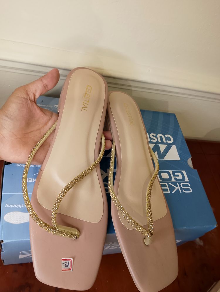 Pink Flat Sandals With Gold Braided Straps imagen 3