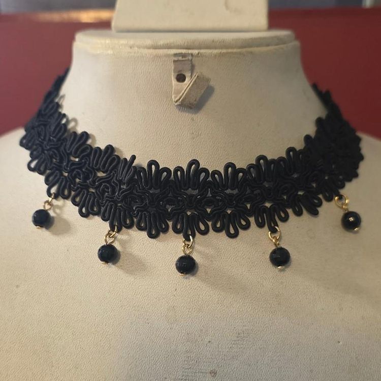 Black Lace Choker Necklace With Dangling Beads obraz 4