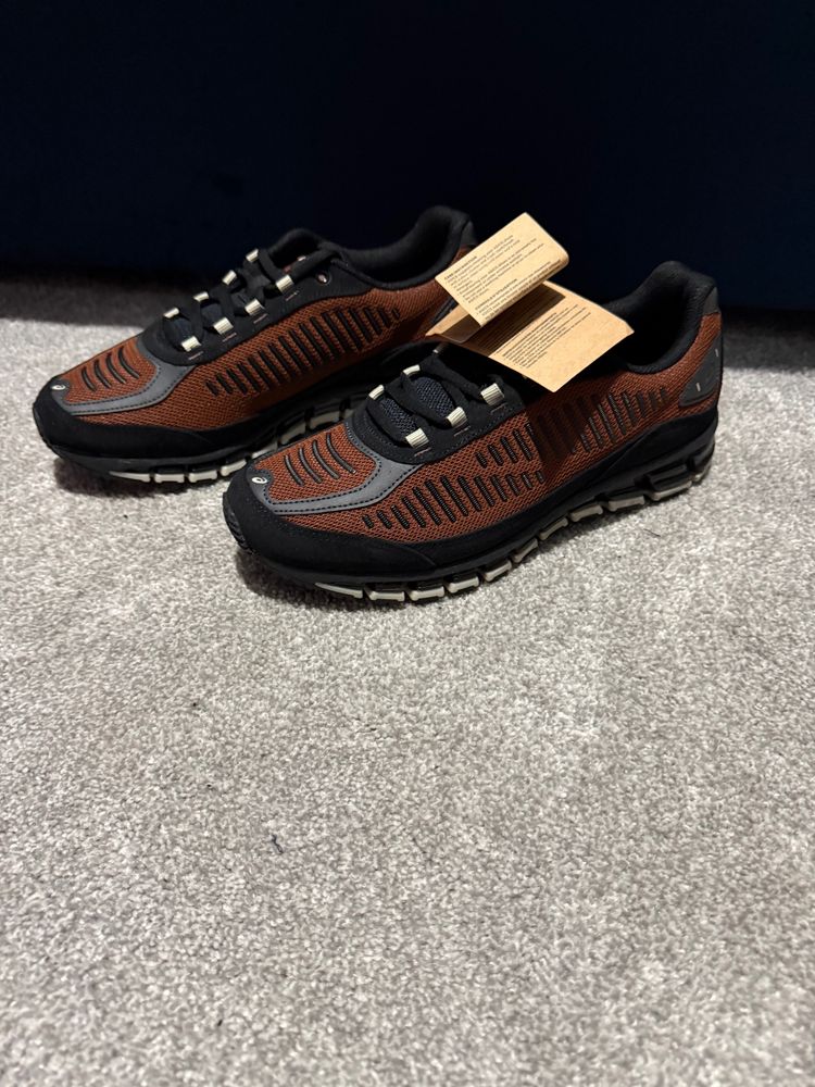 Brown And Black Sneakers obraz 1
