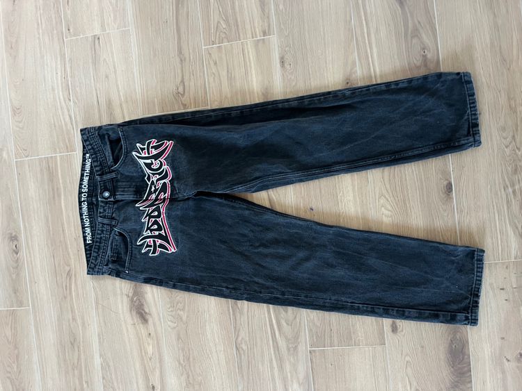 Black Jeans With Graphic Text obraz 1