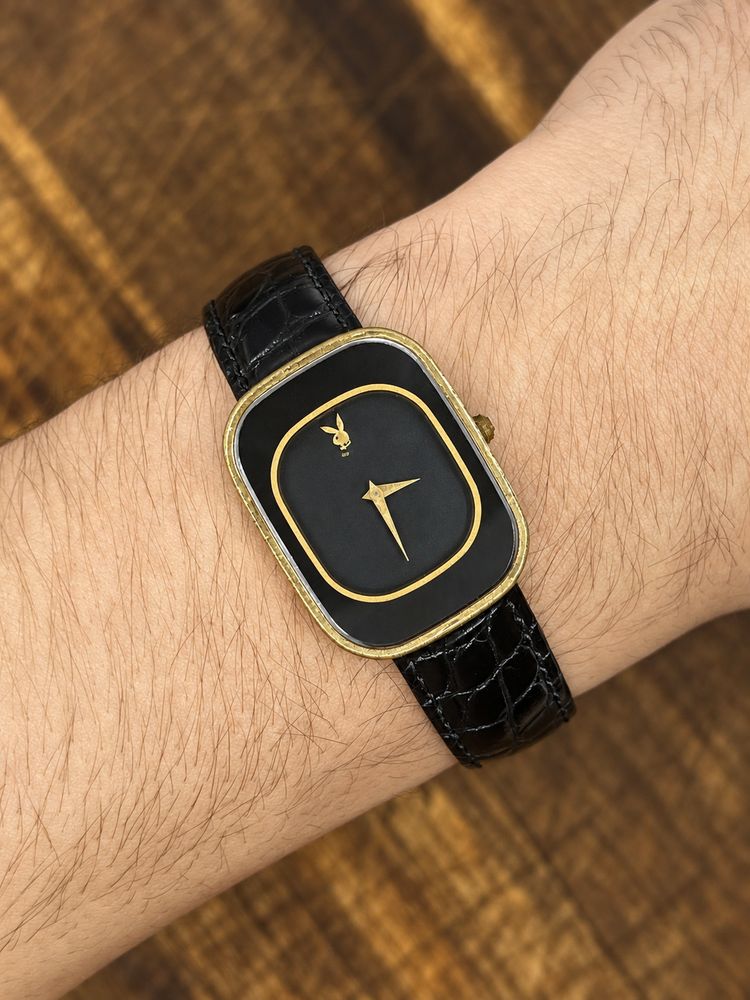 Vintage Playboy Ladies Gold Tone Watch – Black Dial – Black Leather Strap imagen 4