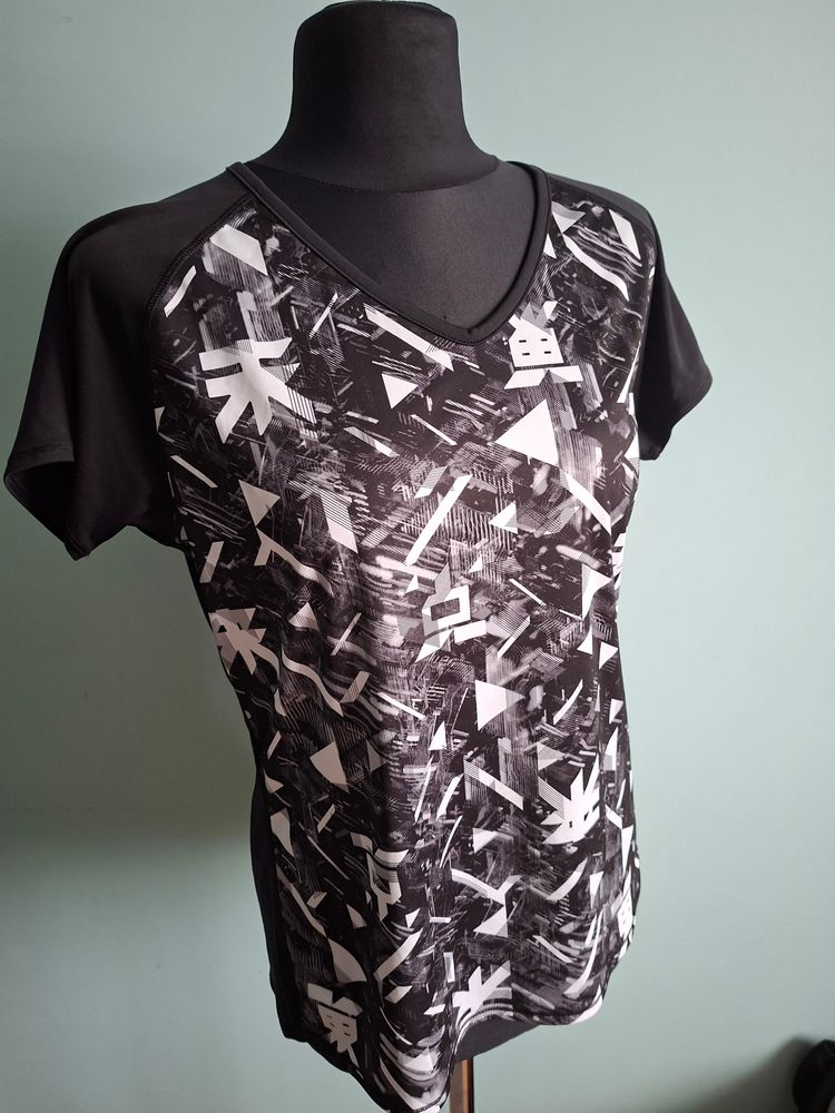 ASICS Black And White Patterned V-Neck T-Shirt product image