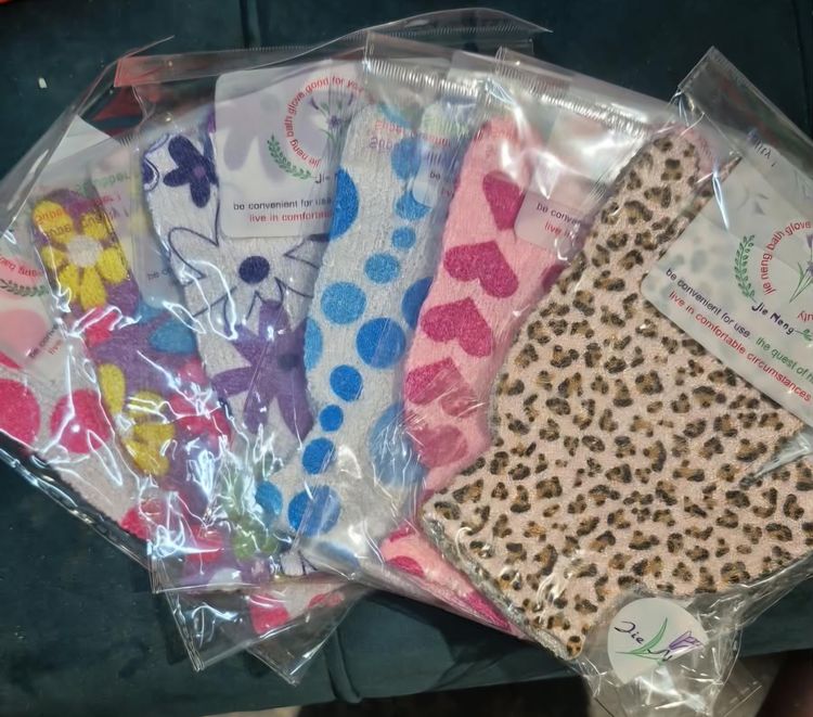 6 Patterned Exfoliating Gloves