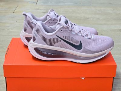 Nike Vomero 18 Running Shoes NEW Nike Vomero 18 running shoes Women's 5 hm6804 607