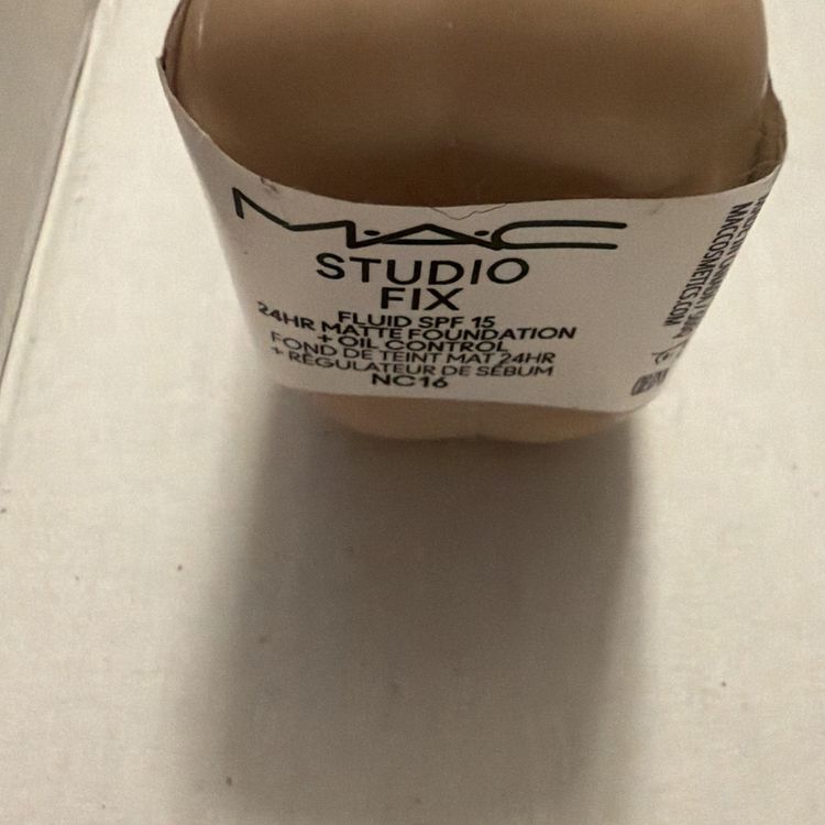 MAC Studio Fix Fluid Foundation Matte Oil Control NC16 180ml BN image 2