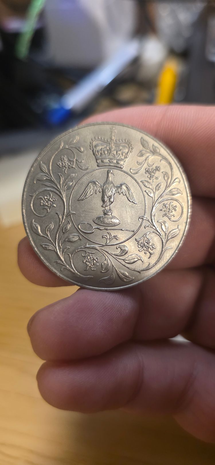 £3). 1977 commemorative Royal mint  image 7