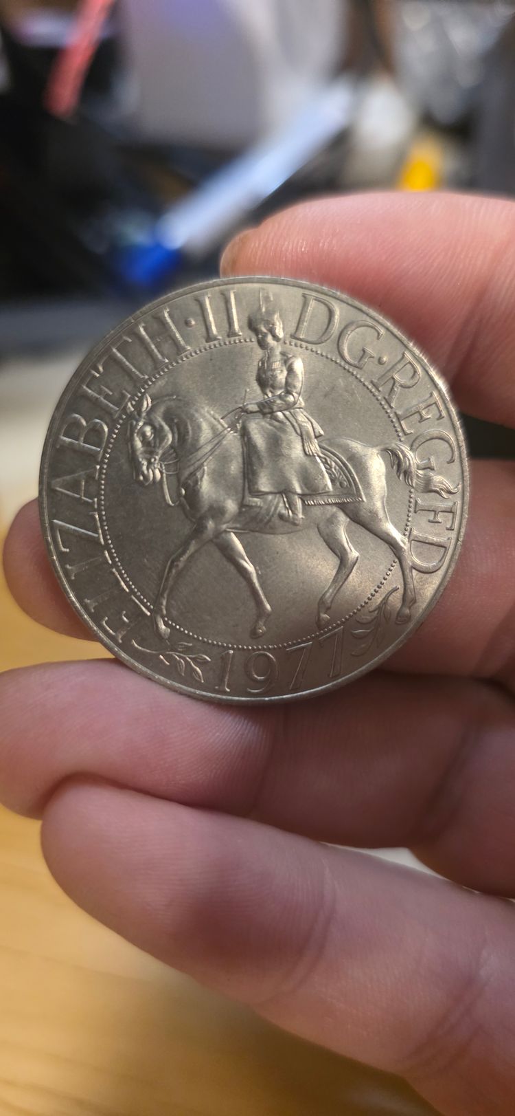 £3). 1977 commemorative Royal mint  image 3