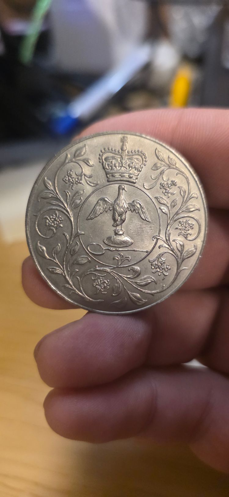 £3). 1977 commemorative Royal mint  image 8
