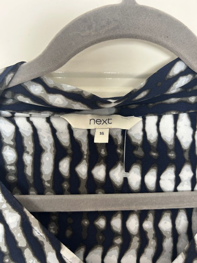 black and white sleeveless dress obraz 2