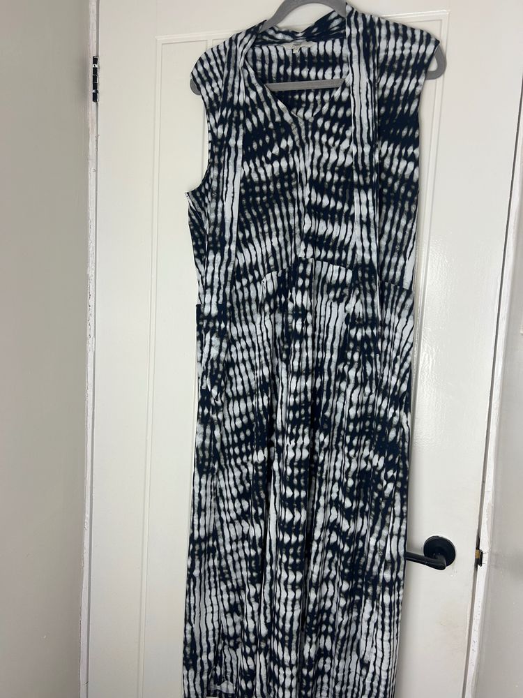 black and white sleeveless dress obraz 1