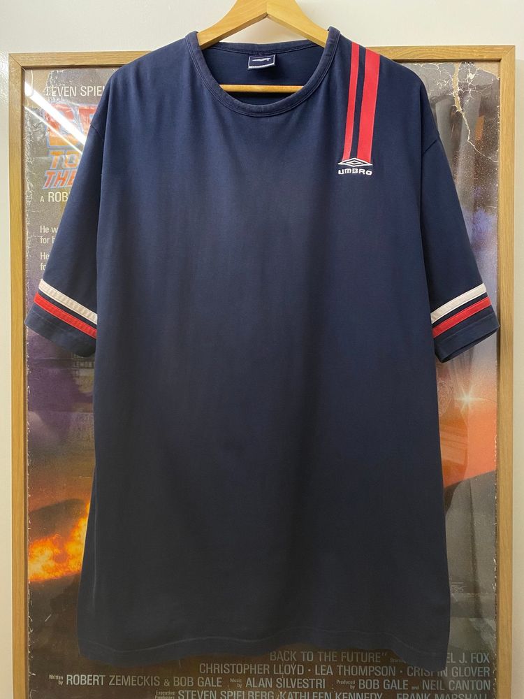 Immagine di 2000s Umbro Double Red Striped Shoulder Logo Navy Tee 1