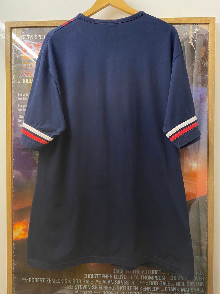2000s Umbro Double Red Striped Shoulder Logo Navy Tee imagen 7