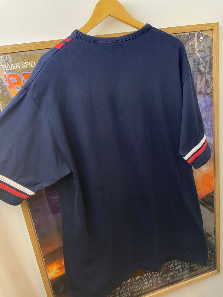 2000s Umbro Double Red Striped Shoulder Logo Navy Tee imagen 3
