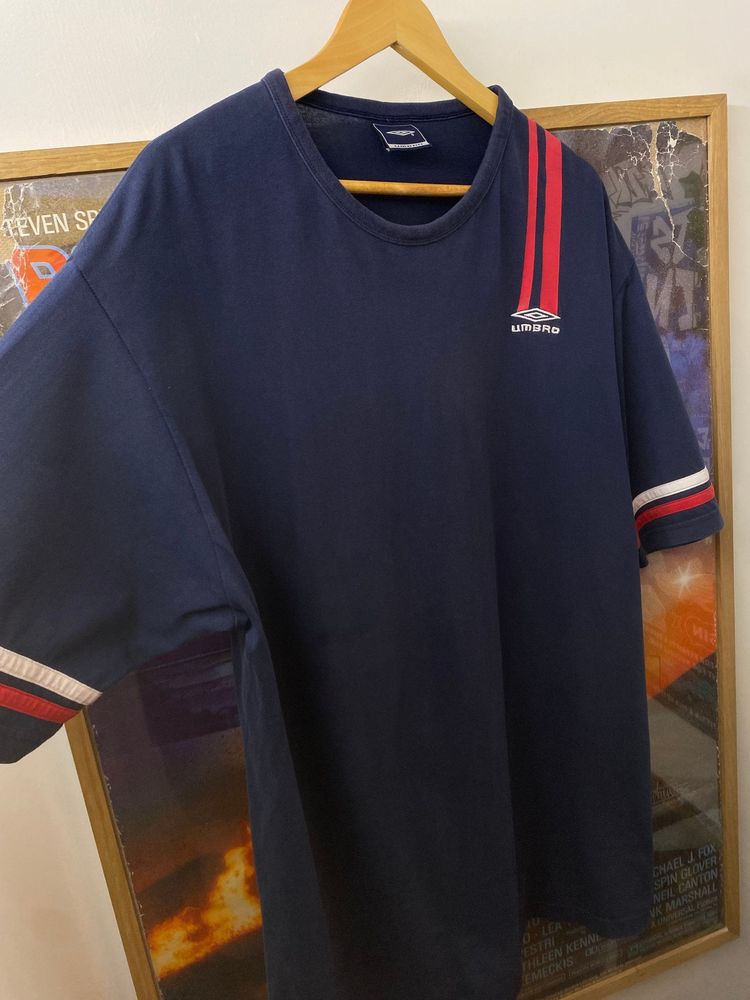 2000s Umbro Double Red Striped Shoulder Logo Navy Tee imagen 2
